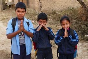 All'uscita dalla scuola incontro questi tre bambini Newari che mi salutano congiungendo le mani nel saluto tradizionale "Namastè" (mi inchino alla Divinità che risiede in te, tu sei il benvenuto). Il bambino al centro, a dire il vero, trattiene a stento un sorriso divertito.  Villaggio di Dhulikhel, Nepal 2018.