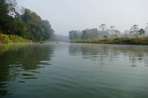 Il lento scorrere delle acque del fiume Rapti, le cui sponde sono circondate dalla foresta del Chitwan National Park, Nepal 2018.