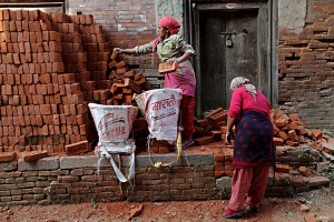 Nel villaggio di Kirtipur, nella Valle di Kathmandu, due donne lavorano come manovali alla ricostruzione delle abitazioni semidistrutte dal terribile terremoto del 2015: il loro è un lavoro duro, portano sulla schiena spesso un peso superiore a quello del loro corpo e svolgono le attività più rischiose senza alcuna tutela. Nepal 2018