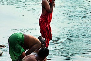 Donne di etnia Tharu si bagnano nelle acque del fiume Rapti, Chitwan National Park, Nepal 2018