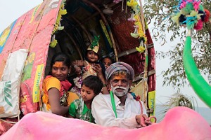 Primo piano di una famiglia Hindu: sul loro carro trainato dai buoi stanno per entrare nel grande accampamento creato per il Renuka Yallamma Jatra, i festeggiamenti in onore della Dea Yallamma che si svolgono ogni anno in occasione della prima luna piena dell'anno nuovo. Questo evento della fase lunare di plenilunio, che prende il nome di "Bharat Hunnine", coincide con la grande festa nel villaggio di Saundatti che si svolge nel Tempio Yallamma Devi situato su una collina denominata Yallammagudda.Regione del Karnataka, India 2015.