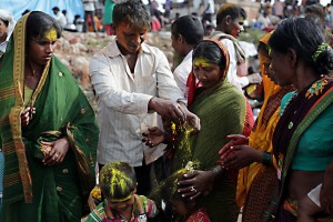 Sono oltre centomila i pellegrini che giungono dal Karnatka, dall'Andhra Pradesh, dal Maharashtra: si accampano in un enorme spiazzo poco distante dal Tempio dedicato alla Dea Yallamma per il Renuka Yallamma Jatra, i festeggiamenti dedicati a Renuka Yallamma, la madre dell'Universo e la Dea della fertilità e dei diversi. E' un'esplosione di colori, di profumi, di emozioni. Si respira un profondo spirito mistico, non solo e non soltanto prima di entrare nel Tempio. Anche qui nell'accampamento si svolgono riti tradizionali: un papà, circondato dalle parenti, sparge con delicatezza sui capelli dei suoi bimbi la polvere di curcuma, considerata magica per i poteri benefici e curativi. Anche prima di un matrimonio si cosparge la polvere di curcuma sul capo della sposa per incrementare la sua fertilità. Durante l'Holi Festival la curcuma viene lanciata insieme all'acqua per guarire da una malattia o come protezione preventiva da eventuali problemi fisici. Dintorni del Tempio dedicato alla Dea Yallamma, Saundatti, Regione del Karnataka, India 2015.