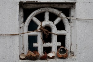 Sul davanzale di una finestra del Tempio dedicato alla Dea Yallamma, alcune offerte (noci di cocco) sono la testimonianza della devozione nei confronti della Divinità da parte dei pellegrini. Villaggio di Saundatti, Regione del Karnataka, India 2015.