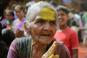 Nuvole di polvere gialla (curcuma) e rossa (kum kum) volteggiano nell'aria durante la processione dei fedeli che inneggiano alla Dea Yallamma ripetendo sino allo sfinimento il canto augurale "Udho Udho" in suo onore. Dintorni del Tempio, villaggio di Saundatti, Regione del Karnataka, India 2015.