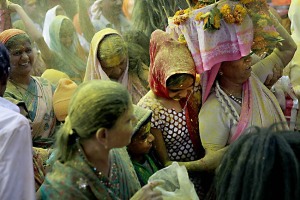 Un travolgente e scomposto corteo si dirige, tra nuvole di polvere ocra e rossa (le donne ed i bambini, attori principali di questa grande Festa in onore della Dea Yallamma, lanciano in aria la curcuma ed il kum kum) verso il Tempio dedicato alla Divinità, portando doni alla Dea (incenso, frutta, dolci di riso, fiori), come se fosse una corrente irrefrenabile che scorre lungo le stradine polverose: una ragazza sorregge, nella confusione totale generata dall'impetuosa partecipazione dei presenti, una "Devadasi" (l'incarnazione umana della Dea Yallamma) che sorregge sulla propria testa il busto in ottone argentato della Divinità, proveniente dal lontano villaggio in cui vive. Dintorni del Tempio di Saundatti, Regione del Karnataka, India 2015.