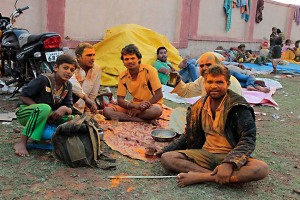 Lo spirito di devozione di questi pellegrini li spinge a raggiungere il villaggio di Saundatti con ogni mezzo (moto, carri trainati dai buoi, macchine, camion, asini, anche a piedi) per presenziare al Renuka Yallamma Jatra, i festeggiamenti in onore della Dea Yallamma: molti si adattano anche a dormire in giacigli di fortuna per la notte lungo il muro che costeggia il Tempio. Regione del Karnataka, India 2015.