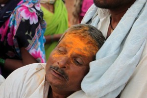 Un anziano pellegrino, durante la processione in onore della Dea Yallamma, si accascia in uno stato di trance sorretto dai parenti più stretti. Dintorni del villaggio di Saundatti, regione del Karnataka, India 2015.