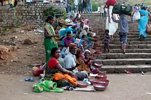Decine di Dalit (gli "Intoccabili") sono disseminati sui gradini che portano al Tempio dedicato alla Dea Yallamma: i cestini posti davanti a loro raccolgono le offerte dei pellegrini e consentono a questi individui oppressi e discriminati di sopravvivere, anche se con grandi difficoltà. Dintorni del Tempio, villaggio di Saundatti, Regione del Karnataka, India 2015.