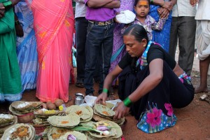 Daya, un eunuco considerato un "tramite" (quasi una semidivinità) con la Dea Yallamma, sistema con cura il cibo da offrire alla Divinità e che, a seguito di tale rito, diverrà "Prasad", cibo sacro e benedetto. Gli Hijiras od eunuchi, non conducono più una vita agiata nelle sfarzo degli harem ove venivano anticamente inseriti come guardiani, maestri delle cerimonie ed a volte anche con importanti funzioni amministrative o incarichi politici, sulla base dell'assoluta fedeltà nei confronti del loro signore. Oggi, purtroppo, vivono segregati nelle baraccopoli dei grandi centri urbani dell'India di accattonaggio e prostituzione. Dintorni del villaggio di Saundatti, regione del Karnataka, India 2015.