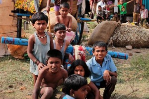 I bambini, come in tutto il mondo, sono sempre ben disposti, cordiali e sorridenti: qui siamo nell'immenso accampamento sorto ai piedi della collina Yallammagudda (sulla cui sommità sorge il Tempio Yallamma Devi, dedicato alla Dea Yallamma) e Anju, Chaturvedi, Veena, Badriprasad, Bina, Dayanand, Bindusar, Devang e Gargi sono i bambini in primo piano che hanno accettato di farsi fotografare con entusiasmo. Poco più distanti altri bambini salutano e si sbracciano per attirare la mia attenzione. Dintorni del villaggio di Saundatti, regione del Karnataka, India 2015.