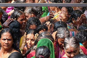 Una trave in metallo sorregge la struttura da dove fuoriesce l'acqua utilizzata dalle donne per il bagno sacro e purificatore: una incredibile esplosione di colori vivaci, di espressioni poliedriche, di travolgente spiritualità che identificano il desiderio di uscire dall'ombra, di manifestarsi, di rivendicare con forza l'attenzione degli altri. Dintorni del Tempio dedicato alla Dea Yallamma, villaggio di Saundatti, Regione del Karnataka, India 2015.