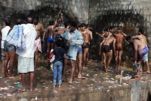Anche gli uomini, separati dalle donne, si lavano per purificarsi prima di recarsi al Tempio dedicato alla Dea Yallamma per i festeggiamenti in suo onore. Dintorni del Tempio, villaggio di Saundatti, Regione del Karnataka, India 2015.