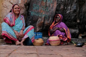 Alpa e Chimayi, due sciamane Hindu sono in attesa di eventuali devoti che intendano usufruire dei loro riti di purificazione, di cambiamento, di attrazione delle forze soprannaturali curative per le malattie del corpo e dello spirito, di incantesimi e protezioni dalle divinità maligne. Villaggio di Saundatti, festeggiamenti in onore della Dea Yallamma, regione del Karnataka, India 2015.