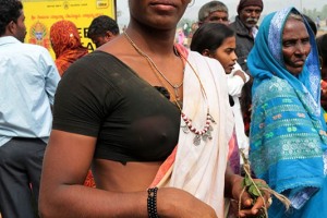 Harshini, un transgender indiano (gli Hindu lo nominano anche Hijra che, in senso dispregiativo, significa impotente) partecipa ai festeggiamenti in onore della Dea Yallamma: porta con sè un ramosciello di una pianta sacra chiamata Neem in segno di penitenza e devozione nei confronti della Divinità. Villaggio di Saundatti, regione del Karnataka, India 2015.