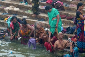 Sulle gradinate della grande piscina alimentata dal Saundatti Lake, si colgono attimi di intenso misticismo e di intima quotidianità: vi sono donne che conversano amabilmente, donne che pregano appassionatamente, donne che si bagnano per purificarsi, donne che lavano i propri indumenti, donne che lasciano offerte in onore della Dea Yallamma. Dintorni del villaggio di Saundatti, Regione del Karnataka, India 2015.