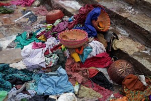 Sulle gradinate del Saundatti Lake, dopo aver compiuto il bagno sacro, i pellegrini (prevalentemente donne e bambini) abbandonano l'abbigliamento vetusto e gli oggetti non più utilizzabili, oltre alle offerte dirette alla Dea Yallamma. Villsaggio di Saundatti, Regione del Karnataka, India 2015.