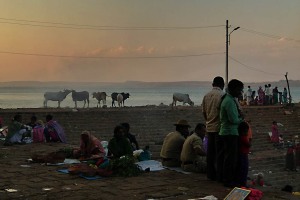 Al tramonto, nel giorno noto come "Bharat Hunnime" (che coincide con la prima luna piena dell'anno, nel mese Hindu di Margasira), alcuni pellegrini presenti in occasione del Renuka Yallamma Jatra, la Festa in onore della Dea Yallamma, attendono sulle rive del Saundatti Lake, il sorgere della luna nuova, la prima dell'anno. Villaggio di Saundatti, Regione del Karnataka, India 2015.