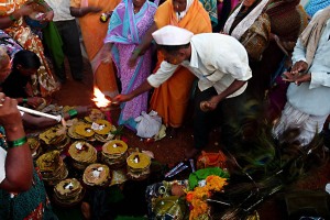 Sul calare della sera si preparano i riti relativi alla Puja ("ciò che sconfigge il peccato"), al fine di adorare la Dea Yallamma senza chiedere nulla in cambio, donando se stessi incondizionatamente. L'offerta del cibo cotto in sanscrito "Upacara" (con appropriati ingredienti come cereali, ortaggi e spezie), rappresenta il nutrimento ideale poichè ha una corrispondenza con il corpo. In tal modo l'offerta di cibo alla Divinità si trasforma in "Prasada" (grazia, purezza, dono divino): esso, dopo essere stato sacralizzato, viene distribuito ai fedeli presenti al rito. Per tradizione questo cibo sacro riesce a produrre, in coloro che se ne nutrono, fede salda, equilibrio profondo, amore, forza, energie positive per la salute del corpo e della mente. Il Dio, adorato ed invocato attraverso la preghiera, le offerte e la luce che rimuove l'ignoranza, discende donando ai devoti la visione ("Darsana"), la contemplazione della Divinità. Il rituale della Puja è una adorazione molto potente che consente di scoprire la propria identità con Dio. Essa genera grandi benefici come ad esempio, la salute, l'armonia, la prosperità, la risoluzione dei problemi, il conforto alla sofferenza, la pace e così via. Dintorni del villaggio di Saundatti, Regione del Karnataka, India 2015.