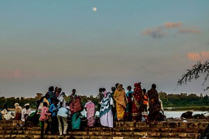 La prima luna piena dell'anno 2015, iniziano i festeggiamenti in onore della Dea Yallamma: alcuni pellegrini si attardano al tramonto sulle scalinate del Saundatti Lake. Dintorni del villaggio di Saundatti, Regione del Karnataka, India 2015.