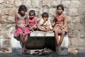 Due bambine Hindu badano ai due rispettivi fratellini: i loro nomi, da sinistra a destra sono Aghanashini, Bharat, Devendra ed infine Charulekha.Dintorni del villaggio di Saundatti, Regione del Karnataka, India 2015.