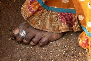 L'anello da piede è un anello realizzato con leghe di diversi metalli che le donne Hindu portano sul secondo dito partendo dall'alluce. Esistono due tipi di anelli, uno è regolabile perchè aperto, mentre l'altro è chiuso e deve essere adattato alle dimensioni del dito che lo calza. L'anello è indossato per esprimere lo status di donna sposata e prende il nome di "bichiya Hindi jodavi". Solitamente sono realizzati in argento e portati per paia sul secondo dito di entrambi i piedi. Tradizionalmente gli anelli da piede non possono e non devono essere realizzati in oro perchè, per la religione Hinduista, tale metallo prezioso non deve essere indossato al di sotto della vita. Anche in questo caso, però, vi possono essere le eccezioni, soprattutto riguardo le donne di casta più elevata e benestanti. Villaggio di Saundatti, Regione del Karnataka, India 2015.