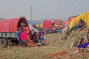 Nell'accampamento creato dai pellegrini provenienti dall'Andhra Pradesh, dal Maharashtra e dal Karnataka in occasione dei festeggiamenti in onore della Dea Yallamma sono state posizionate file interminabili di carri, di tende e ricoveri di fortuna: le classi più povere della società indiana si ritrovano nel piccolo villaggio di Saundatti per glorificare la Dea Yallamma (antica Dea della fertilità, protettrice dei più umili, delle tribù indigene, dei contadini, delle prostitute sacre (Devadasi), degli eunuchi e dei transsessuali. Molti di essi si tratterranno anche per mesi nella speranza di placare l'ira della Dea Yallamma (comunemente considerata l'incarnazione della Dea Kali, la Divinità della morte). Regione del Karnataka, India 2015.