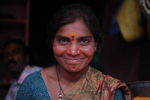 Bhairavi, questo è il nome di questa simpatica donna Hindu, trattiene a stento il sorriso compiacente per il ritratto che le sto scattando nel mercato di Saundatti. Regione del Karnataka, India 2015.