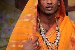 Ritratto di Gitanjali, un eunuco o transgender (denominato "Hijra"): in passato gli Hijras erano considerati quasi una semidivinità e svolgevano il ruolo di stimati sacerdoti della Dea Yallamma (Dea della fertilità). Oggi transgender ed eunuchi sopravvivono cantando e ballando ai matrimoni o ad altre cerimonie assicurando con la loro benedizione un futuro prospero per la famiglia che li ha ospitati. Ma un numero sempre maggiore è costretta a chiedere l'elemosina o, ancor peggio, a prostituirsi. Dintorni del villaggio di Saundatti, regione del Karnataka, India 2015.