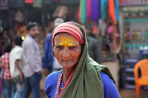Un intenso ritratto di Hema, un'anziana donna Hindu presente al Renuka Yallamma Jatra, in occasione dei festeggiamenti in onore della Dea Yallamma, la Dea della fertilità. Villaggio di Saundatti, regione del Karnataka, India 2015.