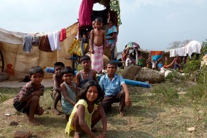 I bambini sono sempre disponibili a farsi fotografare e mi hanno sempre accolto con i loro sorrisi meravigliosi: qui siamo nell'accampamento dei pellegrini giunti per festeggiare il Renuka Yallamma Jatra in onore della Dea Yallamma. I loro nomi, dal primo piano sino ai due bimbi in piedi sul carro, sono: Jagrati, Amba, Bhargav, Chandrachood, Abhinav, Balamohan, Ateet, Dhiren. Dintorni del villaggio di Saundatti, Regione del Karnataka, India 2015.