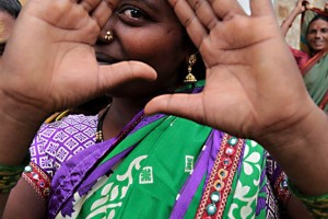 Questa simpatica donna Hindu di nome Hamsa, scherzosamente mi fa il verso con le dita come a voler fotografare me. Dintorni del villaggio di Saundatti durante il Renuka Yallamma Jatra, i grandi festeggiamenti in onore della Dea Yallamma, regione del Karnataka, India 2015.