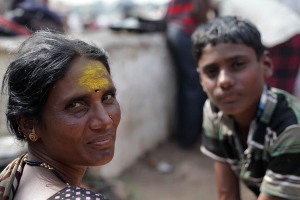 Ritratto di Bhanuja, una donna Hindu con il suo ragazzo, di nome Anurag: entrambi sono presenti alla grande festa in onore della Dea Yallamma (Renuka Yallamma Jatra) che si tiene in occasione della prima luna piena del nuovo anno. Villaggio di Saundatti, regione del Karnataka, India 2015.