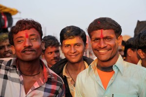 Un gruppo di giovani Hindu sorridono davanti all'obiettivo della mia macchina fotografica nella luce rossastra del tramonto: il giorno della grande festa è giunto, il "Bharat Hunnime", questa sera la prima luna piena del nuovo anno sorgerà nel cielo terso e verrà celebrata con canti, danze, offerte in onore della Dea Yallamma, la Dea della fertilità, protettrice dei più umili, dei tribali, dei contadini, delle Devadasi, degli eunuchi e dei transessuali (conosciuta anche come Jagadamba, la Madre dell'Universo). Villaggio di Saundatti, regione del Karnataka, India 2015.