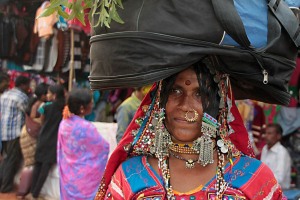 Ritratto di una donna appartenente all'etnia nomade Banjara nel mercato di Saundatti in occasione dei festeggiamenti dedicati alla Dea Yallamma: questa tribù transumante che ha uno stile di vita errante viene considerata diretta discendente degli antenati indiani dei Rom europei. Da notare il vistoso abbigliamento tradizionale, oltre le numerose collane ed i tradizionali orecchini di varia fattura. Regione del Karnataka, India 2015.