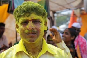 Ritratto doi Chintan, un pellegrino Hindu presente ai festeggiamenti in onore della Dea Yallamma (Renuka Yallamma Jatra) in occasione della prima luna piena dell'anno: la polvere gialla di curcuma lo ricopre completamente. Villaggio di Saundatti, regione del Karnataka, India 2015.