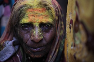 Primo piano di una donna sciamano (sacerdotessa devota alla Dea Yallamma) di nome Deepika, villaggio di Saundatti, Regione del Karnataka, India, gennaio 2015 - prima luna piena dell'anno.