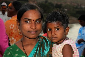 Ritratto di una giovane mamma Hindu con la sua bambina di nome Amshula. Dintorni del villaggio di Saundatti, regione del Karnataka, India 2015.