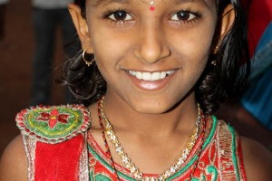 Bhanuja, bambina Hindu di 12 anni, è vestita a festa in occasione del Renuka Yallamma Jatra, le celebrazioni in onore della Dea Yallamma. Dintorni del villaggio di Saundatti, regione del Karnataka, India 2015.
