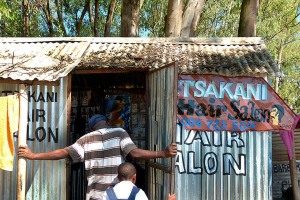 Una baracca in lamiera è adibita a salone di parrucchiere, Villaggio Mokhotlong, Sud Africa 2012