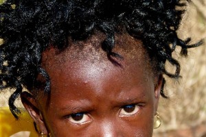 Bimba Basotho mi osserva quasi preoccupata, villaggio di Mokhotlong, Sud Africa 2012