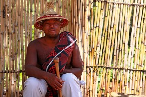 Uomo di etnia Basotho con il tipicdo cappello di paglia a forma di cono ed il bastone con l'impugnatura arrotondata, Sud africa 2012