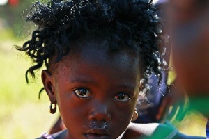 Bambini Basotho nella loro scuola dell'infanzia tra i giochi nel giardino , Sud Africa 2012