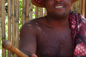 Uomo appartenente all'etnia Basotho sorride davanti al mio obiettivo mentre lo ritraggo con il tipico cappello a forma di cono (denominato "mokorotho", e ispirato dalla forma particolare del monte Qiloane nello stato del Lesotho) e la tradizionale coperta di lana decorata con motivi ornamentali dai vivaci colori (il primo ad utilizzare oltre un secolo fa per primo la coperta fu il fondatore dello stato del Lesotho, il re Moshoeshoe I che, avendola ricevuta in dono, non se ne separò più, dando vita con il suo esempio a questa consuetudine). Villaggio Mokhotlong, Sud Africa 2012