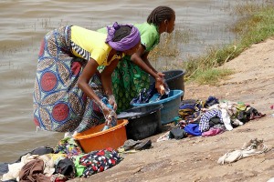 Donne appartenenti all'etnia Djerma Songhai fanno il bucato sulle rive del fiume Niger, 2019