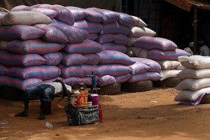 Mercato di Dosso, venditore ambulante di thé, Niger 2019