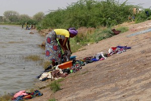 Donne dell'etnia Songhai lava i vestiti lungo le sponde del fiume Niger, 2019