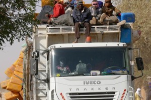 Un camion carico di merci e di passeggeri, transita per le strade polverose del Villaggio Dabaga, Niger 2020