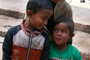 Tre fratellini nepalesi di etnia Gurung mi chiedono di essere fotografati nella centralissima Durbar Square di Patan: i due più piccoli si lanciano uno sguardo di intesa divertiti e leggermente imbarazzati, mentre la più grande dei tre si mostra soddisfatta compiaciuta, Nepal 2018.