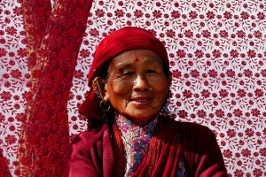 Un'elegante donna appartenente all'etnia Gurung si concede al mio obiettivo accettando di posare con uno dei fondali da me acquistati nel mercato della città vecchia di Pokhara. Questa etnia ha origini avvolte nel mistero: si narra che abbiano origini tibetano birmane (si autodefiniscono "Tamu", cioè abitanti degli altopiani) e che giunsero in Nepal portando con loro una religione animista denominata "Bon". Le donne Gurung indossano con orgoglio anelli al naso chiamati "Phuli" e collane di corallo.. Nepal 2018.