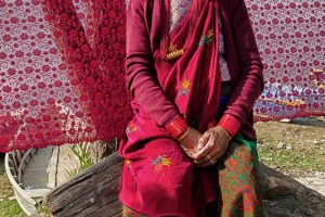 Il nobile portamento e l'evidente eleganza nei vestiti tradizionali e nei numerosi gioielli e monili che indossa questa donna Gurung la distinguono da tutte le donne che ho ritratto in questo straordinario Paese; lungolago di Phewa Tal; Pokhara; Nepal 2018.